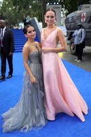 左からイザベラ・モナー、ローラ・ハドック。