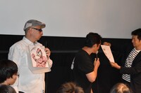 プレゼント抽選会の様子。サイン色紙を用意した野中剛と、絵コンテを用意した坂本浩一。