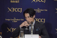 水を飲むディーン・フジオカ。