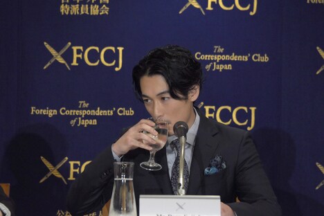 水を飲むディーン・フジオカ。