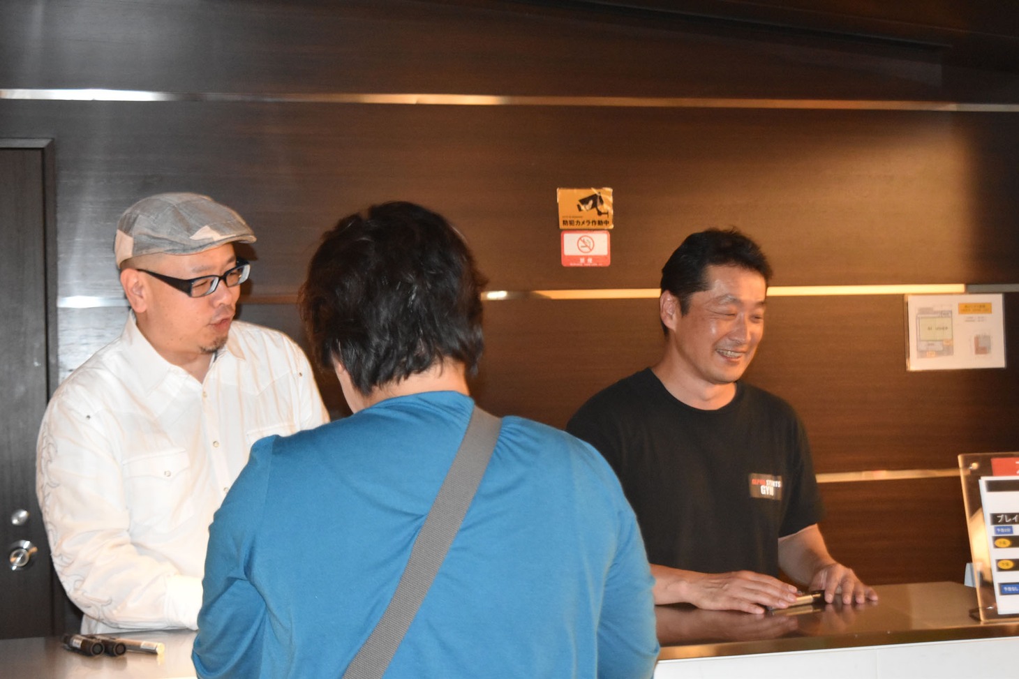 トーク後のサイン会の様子。左から野中剛、坂本浩一。