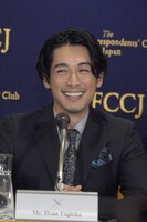 質問に笑うディーン・フジオカ。