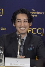 質問に笑うディーン・フジオカ。
