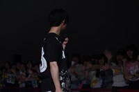 観客に向けてガッツポーズする千葉雄大。