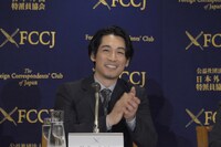 拍手をするディーン・フジオカ。