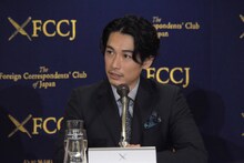 通訳がコメントを訳すのを熱心に聞くディーン・フジオカ。