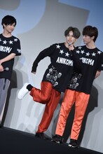 片寄涼太が描いたイラストのまねをする草川拓弥。