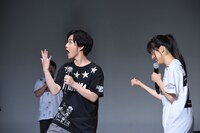 先攻後攻を決めるじゃんけんに勝ち、全力で喜ぶ千葉雄大（左）。