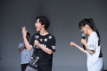 先攻後攻を決めるじゃんけんに勝ち、全力で喜ぶ千葉雄大（左）。