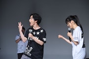 先攻後攻を決めるじゃんけんに勝ち、全力で喜ぶ千葉雄大(左)。