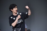 先攻後攻を決めるじゃんけんに勝ち、全力で喜ぶ千葉雄大（左）。