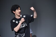 先攻後攻を決めるじゃんけんに勝ち、全力で喜ぶ千葉雄大（左）。