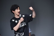 先攻後攻を決めるじゃんけんに勝ち、全力で喜ぶ千葉雄大(左)。