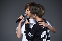 片寄涼太（左）にマイクを向ける草川拓弥（右）。