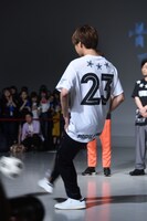 フリーキック対決に挑む片寄涼太。