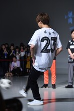 フリーキック対決に挑む片寄涼太。