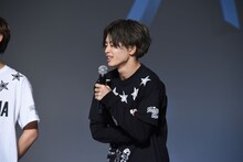 フリーキック対決を前に「ライブより緊張してます！」と言う草川拓弥。