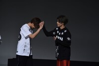 フリーキック対決を終えて、握手する片寄涼太（左）と草川拓弥（右）。