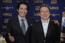 左からディーン・フジオカ、西谷真一。