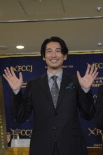 ムービーカメラに手を振るディーン・フジオカ。