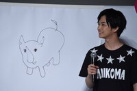 千葉雄大（右）と、千葉雄大が描いたサイ（左）。