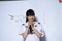 土屋太鳳（右）と、土屋太鳳が描いたサイ（左）。