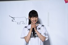 土屋太鳳（右）と、土屋太鳳が描いたサイ（左）。