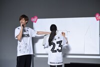 土屋太鳳（右）の絵にツッコミを入れる片寄涼太（左）。