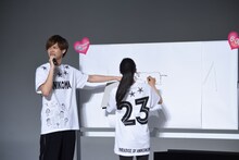 土屋太鳳（右）の絵にツッコミを入れる片寄涼太（左）。