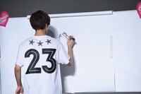 お絵かきバトルに挑む片寄涼太。