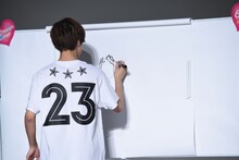 お絵かきバトルに挑む片寄涼太。