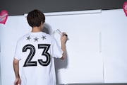 お絵かきバトルに挑む片寄涼太。
