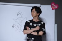 千葉雄大（右）と、千葉雄大が描いたお兄（左）。