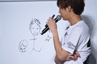 片寄涼太（右）と、片寄涼太が描いたお兄（左）。