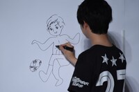 自分の絵に乳首を描き足す千葉雄大。