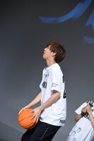 フリースロー対決に挑む片寄涼太。