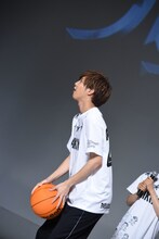 フリースロー対決に挑む片寄涼太。