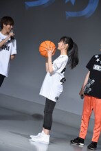 フリースロー対決に挑む土屋太鳳。