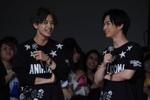 フリースロー対決を見守る草川拓弥（左）と千葉雄大（右）。