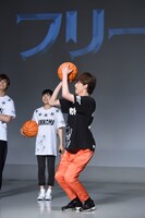 フリースロー対決に挑む杉野遥亮。