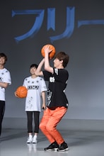 フリースロー対決に挑む杉野遥亮。