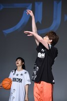 フリースロー対決に挑む杉野遥亮。