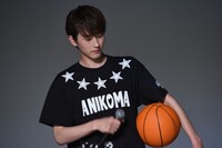 フリースロー対決に挑む杉野遥亮。