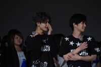 フリースロー対決を見守る草川拓弥（左）と千葉雄大（右）。