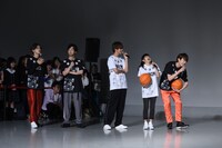 サドンデスでフリースロー対決を行うことが決定し、驚くキャストたち。