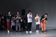 サドンデスでフリースロー対決を行うことが決定し、驚くキャストたち。