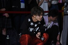 フリースロー対決への参加を促され、うなだれる草川拓弥。