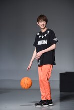 フリースロー対決に挑む杉野遥亮。