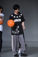 フリースロー対決に挑む千葉雄大。