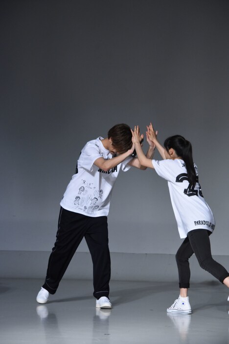 3番勝負に勝利し、喜ぶ片寄涼太（左）と土屋太鳳（右）。